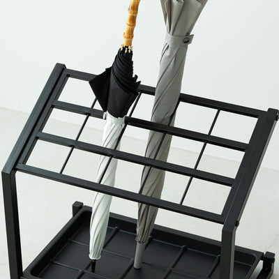 【1本ずつ、美しく収納】
15個の仕切りが傘の絡まりを防ぎ、いつでも美しい玄関をキープできます。