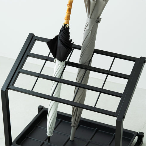 【1本ずつ、美しく収納】
15個の仕切りが傘の絡まりを防ぎ、いつでも美しい玄関をキープできます。