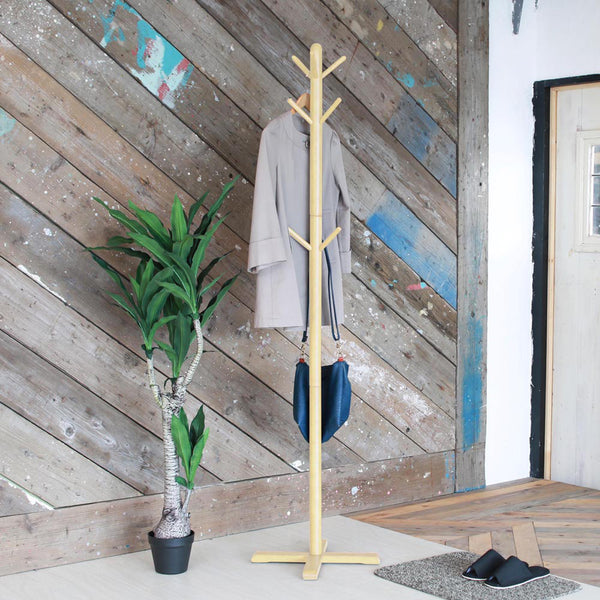 天然木のぬくもりを生かしたシンプルデザインのポールハンガー。