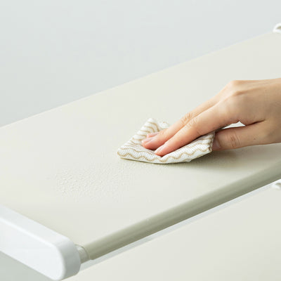 棚板は樹脂製のため、汚れたときもお手入れは簡単です。