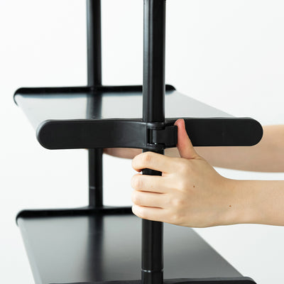 棚板の高さ調整も、棚板の両サイドについているツマミを開く/閉じるだけのワンタッチでできます。