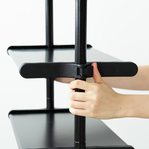 棚板の高さ調整も、棚板の両サイドについているツマミを開く/閉じるだけのワンタッチでできます。