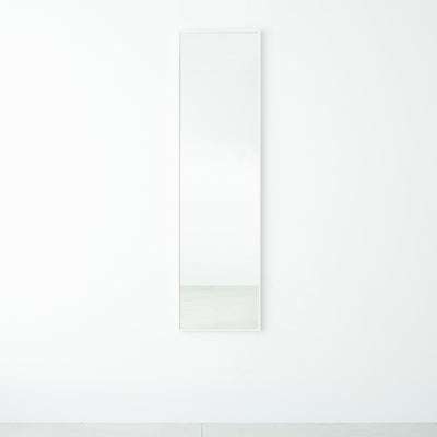 シンプルで場所を選ばず使いやすい、天然木を使用した国産細枠ウォールミラー。