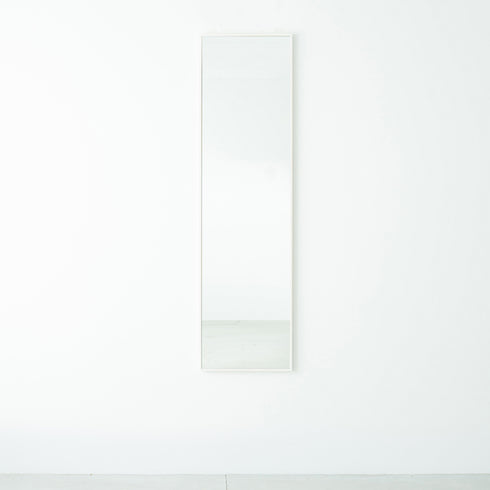 シンプルで場所を選ばず使いやすい、天然木を使用した国産細枠ウォールミラー。