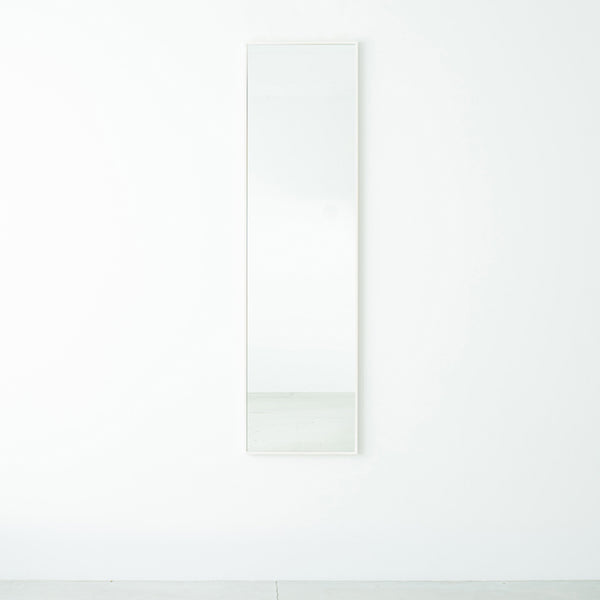 シンプルで場所を選ばず使いやすい、天然木を使用した国産細枠ウォールミラー。