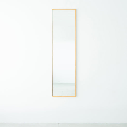 ウォールミラーは、玄関やトイレなどスペースの無い場所に鏡をプラスしたい場合に最適です。