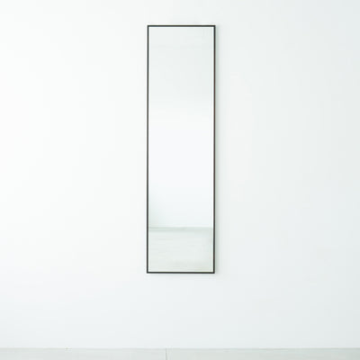 鏡を設置すると、空間に奥行が生まれてお部屋が広く感じられ、ミラーが光を反射することでお部屋全体が明るくなるというメリットもあります。