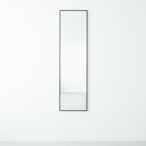 鏡を設置すると、空間に奥行が生まれてお部屋が広く感じられ、ミラーが光を反射することでお部屋全体が明るくなるというメリットもあります。