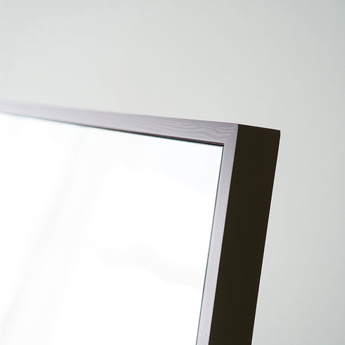 【ブラウンの落ち着きと木の温もり】
深みのあるブラウンカラーと天然木の美しい木目が、お部屋に上質で落ち着いた雰囲気をもたらし、日々の暮らしを豊かに彩ってくれるでしょう。