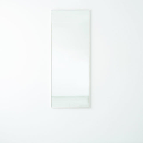 【光と広がりを生む、魔法の鏡】
清潔感あふれるホワイトのフレームが壁に溶け込み、光を反射して空間全体を明るく、そして奥行きがあるように見せてくれるのです。