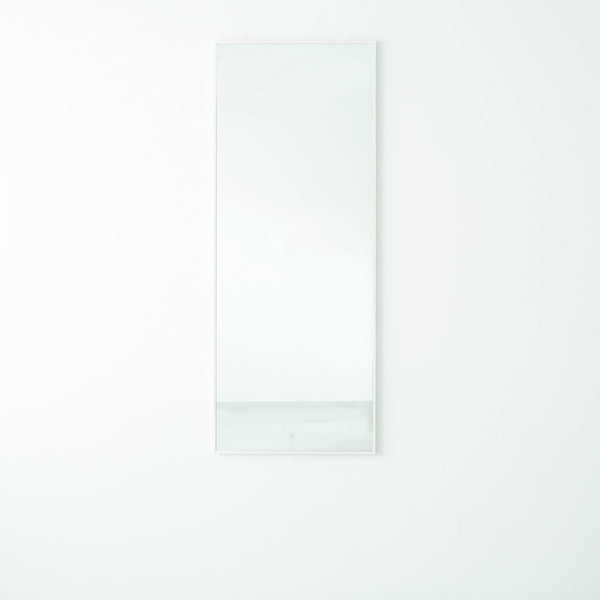 【光と広がりを生む、魔法の鏡】
清潔感あふれるホワイトのフレームが壁に溶け込み、光を反射して空間全体を明るく、そして奥行きがあるように見せてくれるのです。