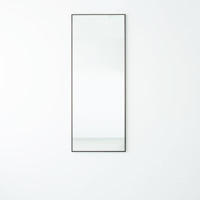 【空間を引き締める上質な佇まい】
落ち着いたブラウンの細枠フレームが空間のアクセントとなり、洗練された大人のためのインテリアを完成させます。