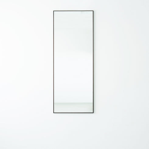 【空間を引き締める上質な佇まい】
落ち着いたブラウンの細枠フレームが空間のアクセントとなり、洗練された大人のためのインテリアを完成させます。