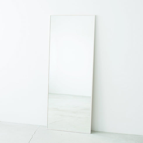 【圧迫感なく、空間に溶け込む姿見】
厚さわずか23mmのスリムな設計は、壁に立てかけるだけで圧迫感なくお部屋に馴染み、使いたい時にさっと使える手軽さが魅力です。