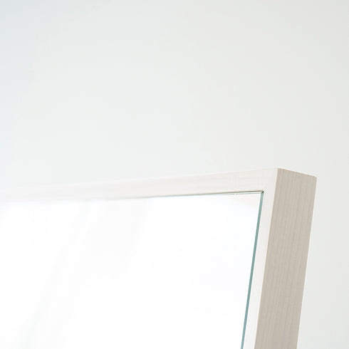 【美しさと安全性を両立した仕上げ】
フレームとミラーの段差がないフラットなデザインは見た目に美しく、安全性に配慮した塗料を使用しているので、小さなお子様がいるご家庭でも安心です。