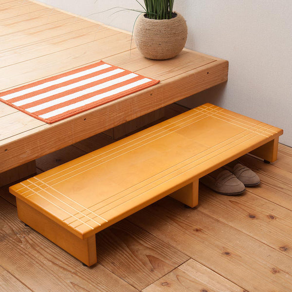 【玄関の昇り降りを、快適に】
毎日の「いってきます」と「ただいま」がもっと心地よくなる、玄関の段差を優しくサポートしてくれる一台です。