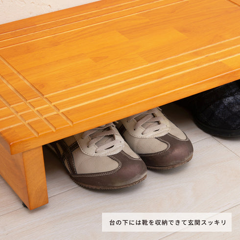 【踏み台の下は、指定席】
普段使いの靴を踏み台の下にサッと収納するだけで、散らかりがちな玄関が驚くほどスッキリ片付きます。