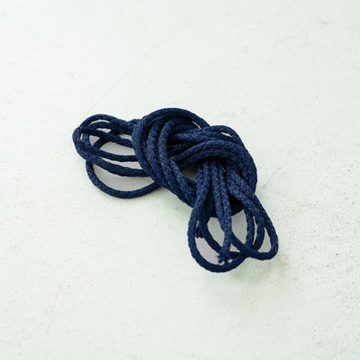 壁掛けヒモ付きで、お届け後すぐにお使いいただけます(※壁側の取付け金具(フック)は付属しておりませんのでご注意ください)。