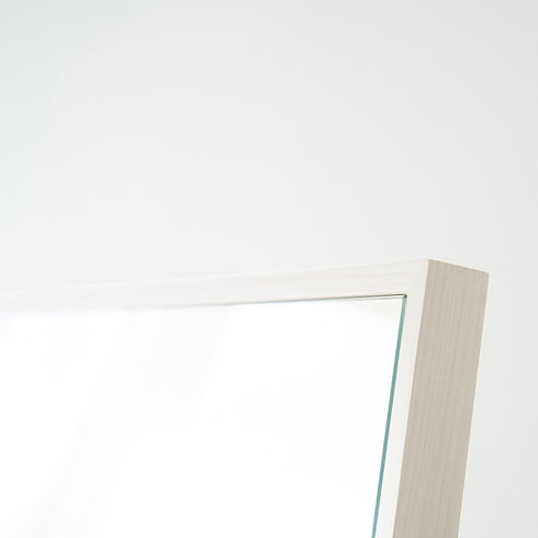 天然木のツガ材を使用したフレームは、ミラー面との段差がほぼないフラットなデザインで、見た目も美しく日常に取り入れやすいです。