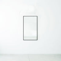 【スリムなのに存在感】細枠デザインのブラックミラーが、スタイリッシュながらも空間に奥行きを与えます。