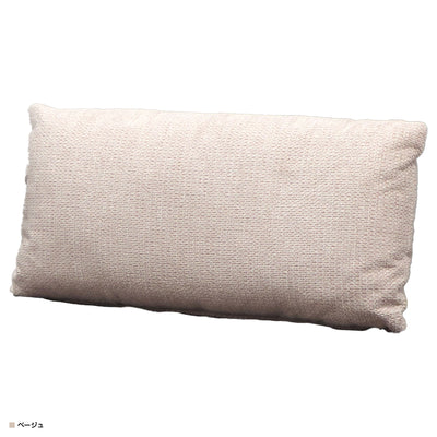 枕クッションは少し小さめのサイズで、腰に当てたり、座った際に抱いたりと、様々な使い方が可能です。