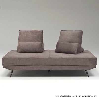 【深く、心地よく座る】
背中をしっかりと支える背クッションは、座る姿勢を自由に調整できるだけでなく、滑り止め付きで安定感も抜群だから、深く、心地よいリラックスタイムを約束します。