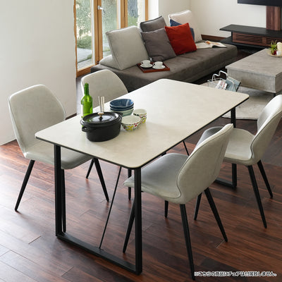 同シリーズのダイニングチェアと合わせてより、統一感のある空間を演出頂けます。