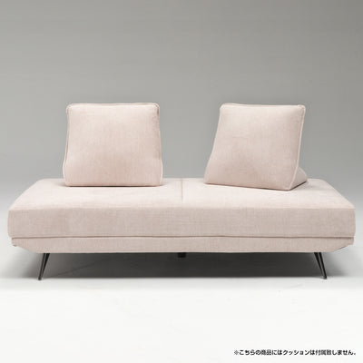 【柔らかな光と、寛ぎの時間】
明るいベージュカラーとクッションの組み合わせが、お部屋に優しい雰囲気をもたらし、穏やかな毎日を演出します。