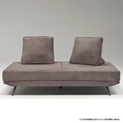 【シンプルだから、使い方は自由】
置くだけで背もたれになるクッションを使えば、座る、寝転がるなど、気分に合わせて一番心地よい姿勢で過ごせます。