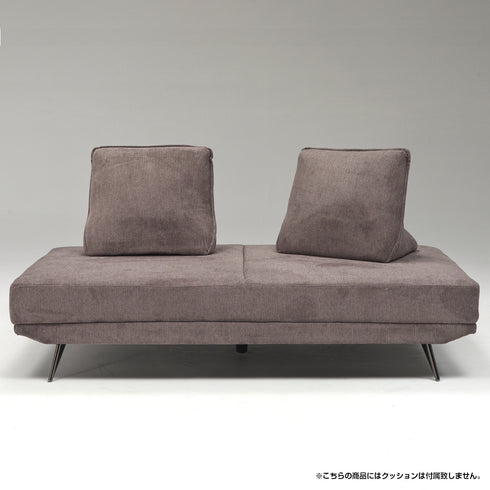 【シンプルだから、使い方は自由】
置くだけで背もたれになるクッションを使えば、座る、寝転がるなど、気分に合わせて一番心地よい姿勢で過ごせます。