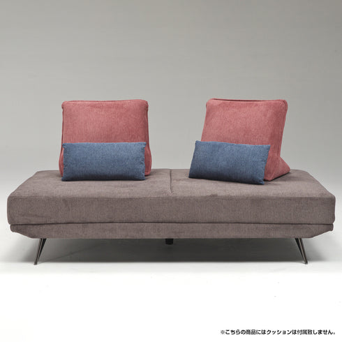 【クッションで彩る私の部屋】
ベースとなるシックなソファに、お気に入りのカラーをプラスすれば、あなただけの個性が光るお部屋が完成します。