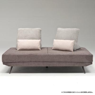 【カラーで遊ぶソファコーデ】
落ち着いたベースカラーに、異なる色のクッションを合わせるだけで、お部屋の表情が豊かになり、自分らしいインテリアが楽しめます。