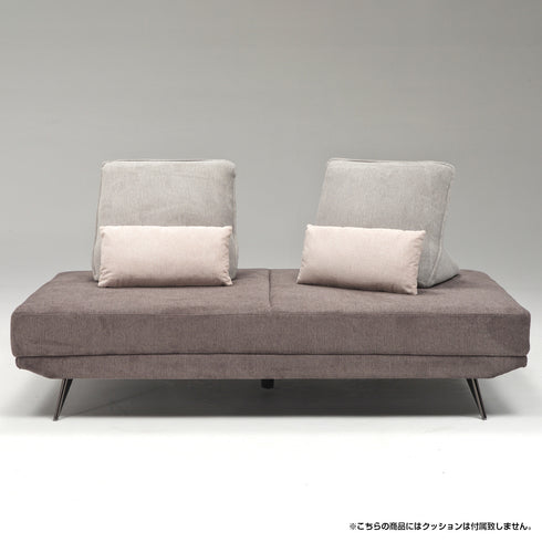 【カラーで遊ぶソファコーデ】
落ち着いたベースカラーに、異なる色のクッションを合わせるだけで、お部屋の表情が豊かになり、自分らしいインテリアが楽しめます。