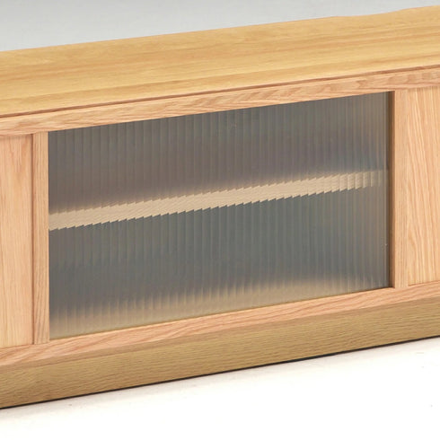 波板ガラスが収納物をさりげなく隠し、生活感を抑えたすっきりとした印象に。