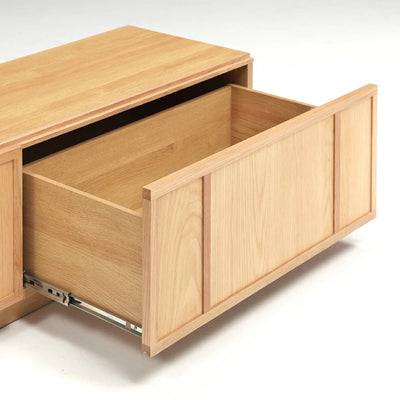 人気の高いオーク無垢材を前面に使用し、上質な存在感を演出します。