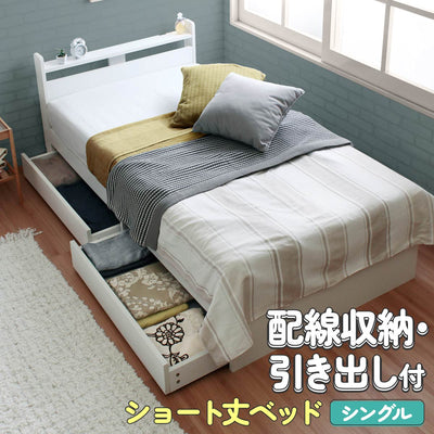 【頼れる大容量の引き出し】
左右どちらにも設置可能な2杯のキャスター付き引き出しに、かさばる衣類やリネン類をたっぷり収納して、お部屋をいつもきれいに保てます。