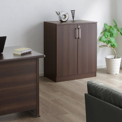 【どんな空間にも馴染む佇まい】
横幅800mmと比較的コンパクトな設計で、書斎やリビングなど、置く場所を選ばず空間を上品に引き締めます。