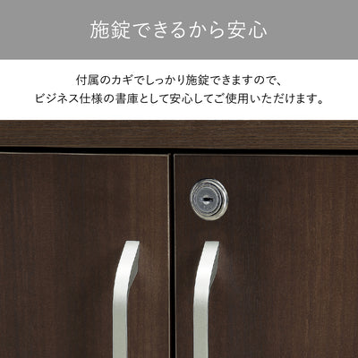 【鍵付きでセキュリティも万全】
ビジネスで使う重要な書類や、プライベートな小物も、付属の鍵でしっかりと施錠できるので安心して保管できます。