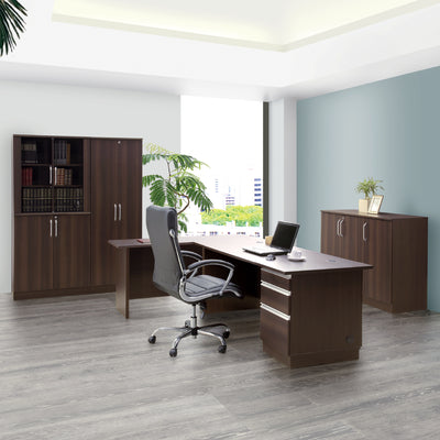 【書斎を、自分だけの城に】
重厚感のある佇まいのデスクが中心にあるだけで、そこは仕事や思索に集中できる、あなただけの特別な領域へと変わります。