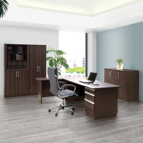 【書斎を、自分だけの城に】
重厚感のある佇まいのデスクが中心にあるだけで、そこは仕事や思索に集中できる、あなただけの特別な領域へと変わります。