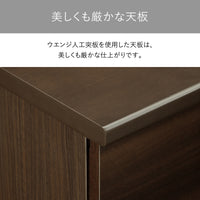【指先が触れる、上質な木目】深い色合いが美しいウエンジ人工杢を使った天板は、その重厚な質感が日々のデスクワークに落ち着きと満足感を与えてくれます。