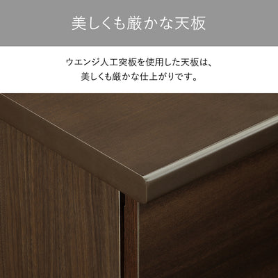 【指先が触れる、上質な木目】
深い色合いが美しいウエンジ人工杢を使った天板は、その重厚な質感が日々のデスクワークに落ち着きと満足感を与えてくれます。