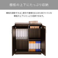 【A4ファイルもすっきり収納】棚板の高さを調節すれば、かさばりやすいA4ファイルや分厚い書籍も、上下のスペースにたっぷりと美しく収納できます。