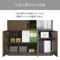 【下段は安心の扉付き収納】大切な書類や備品は、扉のついた下段スペースにしっかり収納し、プライバシーを守ります。