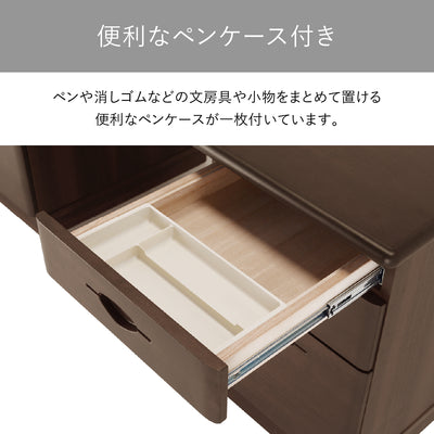 【細やかな心遣いのペントレー】
散らかりがちなペンや消しゴムなどの細かな文房具も、付属のペントレーを使えばすっきりと整理整頓でき、いつでも気持ちよく仕事に取りかかれます。