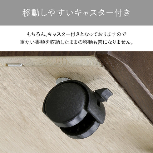 【移動が楽になるキャスター付】
デスク周りのお掃除や、ちょっとしたレイアウトの変更も、このキャスターがあれば一人で気軽に行うことができます。