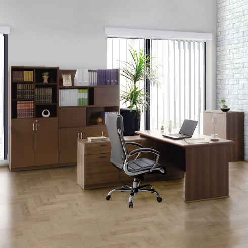 シリーズの役員用家具を組合わせて配置することで、重役クラスに相応しい、優雅な執務空間を実現します。