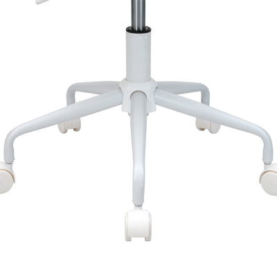 【安定感のある5つの支え】
優雅な曲線を描くスチール製の脚部は、デザインのアクセントになるだけでなく、5つのキャスターで体重をしっかり支え、抜群の安定感とスムーズな移動を実現します。