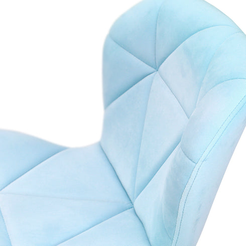 【優雅な曲線と立体キルティング】
体を優しく支える背もたれの優雅な曲線と、丁寧に施された立体的なキルティング加工が、高いデザイン性と快適な座り心地を両立させ、あなたのデスク空間をより上質なものへと高めてくれます。