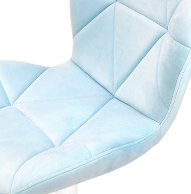 【上質なベロアの心地よさ】
思わず触れたくなるほど滑らかで肌ざわりの良いベロア生地と、立体感を生み出す丁寧なキルティング加工が、見た目の美しさだけでなく、体を優しく受け止める格別の座り心地をお届けします。